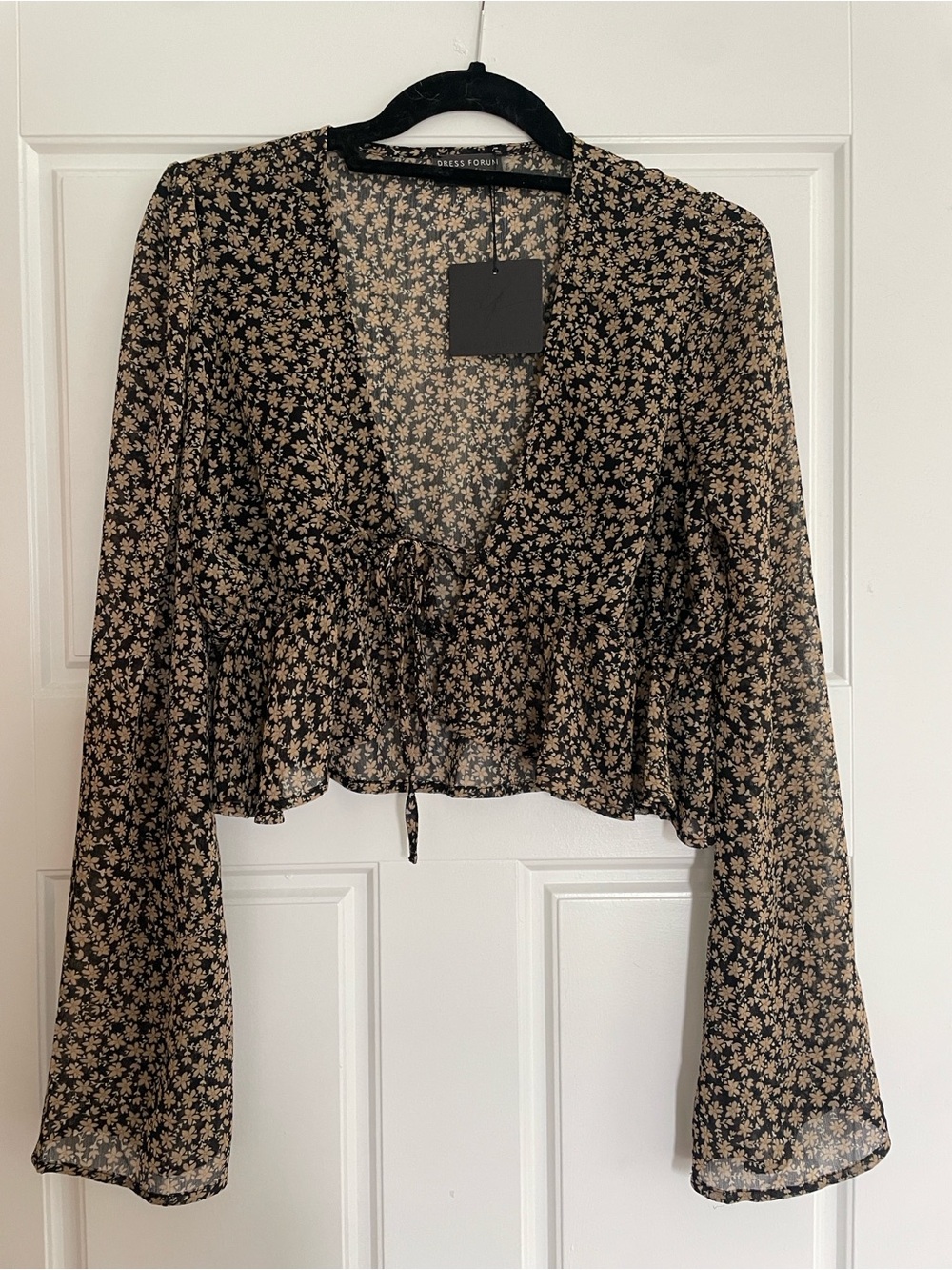 NWT Dress Forum Floral Tie-Front Long Sleeve Crop Top in Black/Beige